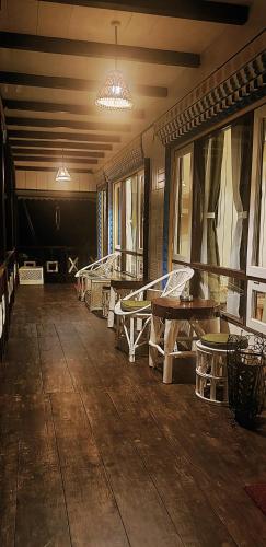 una habitación con mesas y bancos en un edificio en The Nettle and Fern Farmstay, en Pelling
