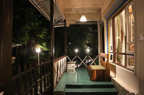 Un balcón o terraza de The Nettle and Fern Farmstay
