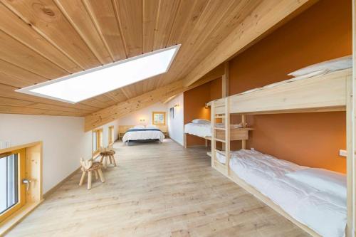 een kamer met 2 stapelbedden en een dakraam bij Chalet L'Urson, spacieux, jacuzzi, hammam et sauna in Gérardmer