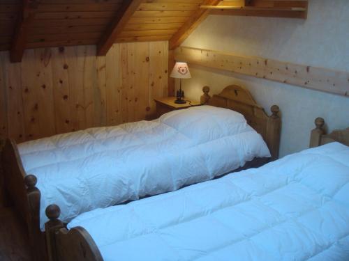 ヴァロワールにあるAppartement Valloire, 3 pièces, 4 personnes - FR-1-263-227の木製の壁のベッドルーム1室(ベッド2台付)