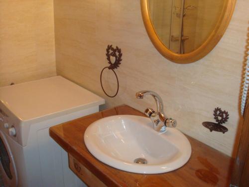 une salle de bain avec un lavabo et un miroir dans l'établissement Duplex cosy pour 4 pers avec jardin, exposé sud, centre Valloire, proche télécabine et loisirs - FR-1-263-227, à Valloire