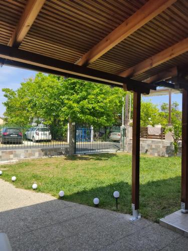 Zdjęcie z galerii obiektu Verde Home w mieście Nea Mesangala