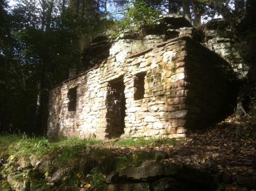 an old stone building on the side of a hill at Äventyrsgårdens Vandrarhem, Kinnekulle in Källby