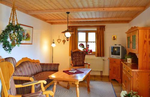 a living room with a couch and a table at Ferienwohnungen Haus "Wildschütz" in Frauenau