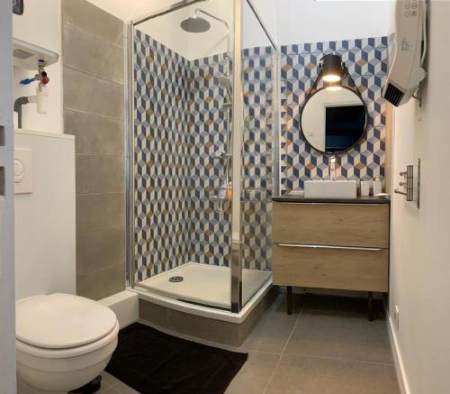uma casa de banho com um chuveiro, um WC e um lavatório. em latypique family em Bourges