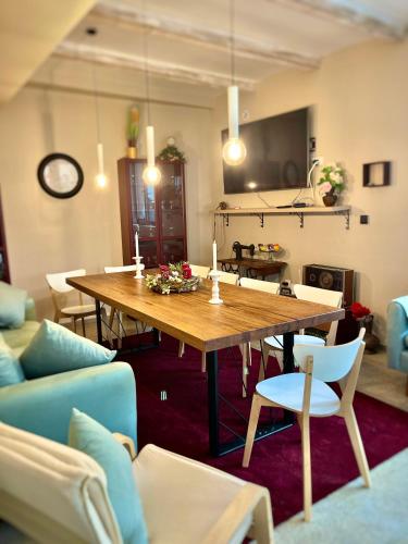 a living room with a wooden table and chairs at Vila Montana Valiug in Văliug