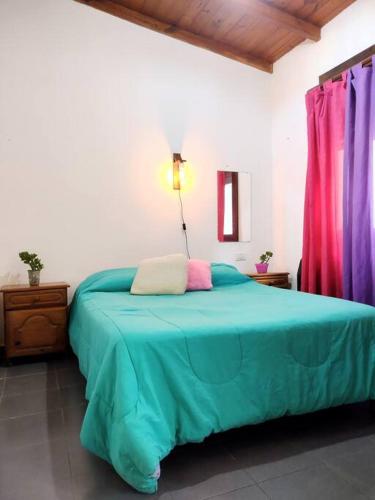 1 dormitorio con 1 cama con edredón verde en Mar del plata, Ph dos ambientes amplios alquiler temporada en Mar del Plata