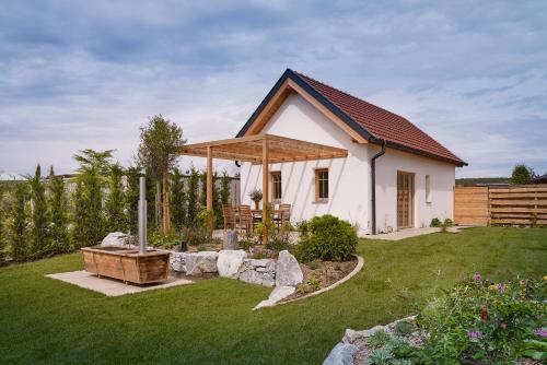 Ein Garten an der Unterkunft Kittenberger Chalets am Gartensee