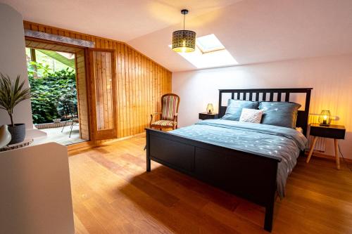 1 dormitorio con 1 cama grande con almohadas azules en Traditional Chalet with some luxurious features, en Troistorrents