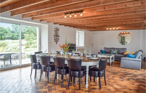 une salle à manger avec une table et des chaises dans l'établissement Beach Front Home In Plouezec, à Plouézec
