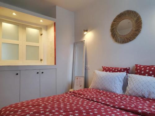 une chambre avec un lit et un miroir au mur dans l'établissement Appartement moderne proche de CDG & Parc d'Expo,stade de France, à Aulnay-sous-Bois
