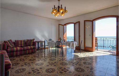 salon z kanapą i stołem w obiekcie Amazing Apartment In Giardini Naxos w mieście Giardini Naxos