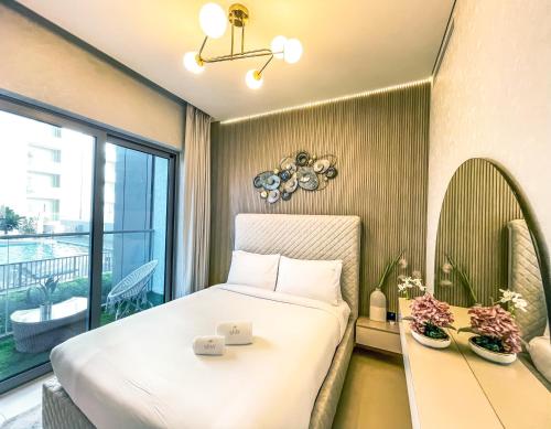 Cette chambre d'hôtel comprend un lit et un balcon. dans l'établissement STAY BY LATINEM Luxury 1BR Holiday Home CV A207 near burj khalifa, à Dubaï