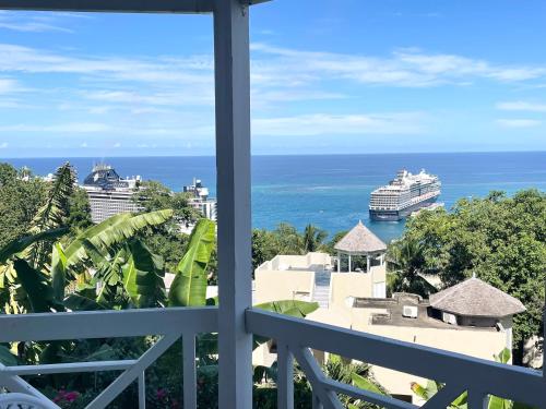 Hummingbird Retreat - Luxury Oceanview Apt, 7-Minute Walk to Beach