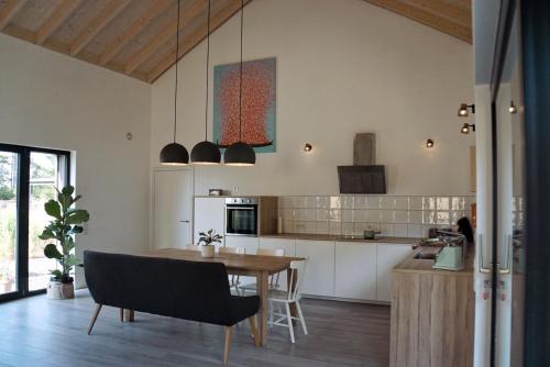 O bucătărie sau chicinetă la Wäller Haus - Modern villa with fireplace & large natural garden