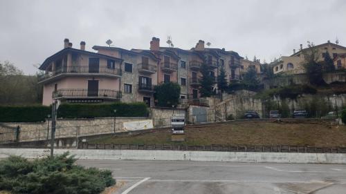 un groupe de maisons sur le flanc d'une colline dans l'établissement La Casetta di Margi, à Ateleta