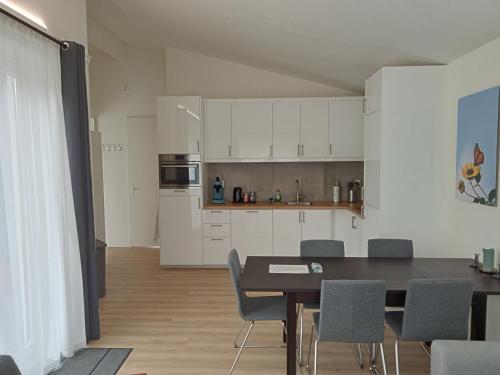 een keuken en eetkamer met een tafel en stoelen bij Domstad Resort Utrecht Vakantiewoningen in Utrecht