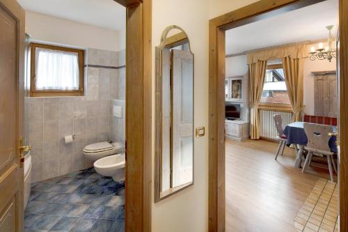 ein Bad mit WC und ein Esszimmer in der Unterkunft Casa Li Roina n 43 in Livigno