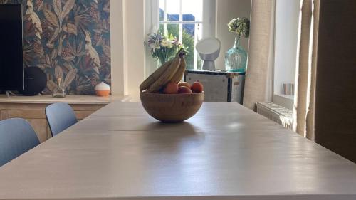 - un bol de fruits assis au-dessus d'une table dans l'établissement 23 Lesigne, à Lisieux