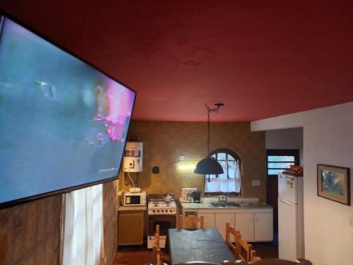 Köök või kööginurk majutusasutuses Casa Alpina espaciosa a 2 cuadras del centro de Villa Gesell y a 5 de la playa