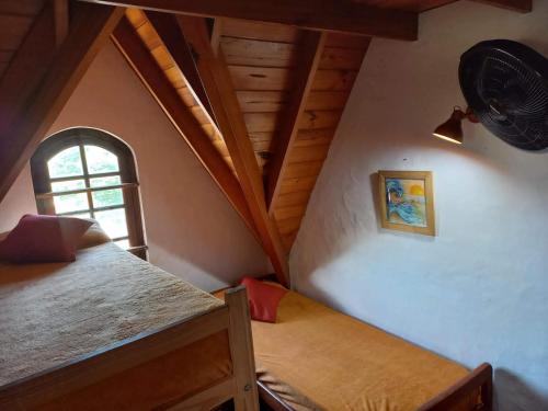 Tempat tidur dalam kamar di Casa Alpina espaciosa a 2 cuadras del centro de Villa Gesell y a 5 de la playa