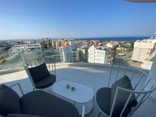 Balkoni atau teres di McKenzie 2 bedrooms Seaview Residence