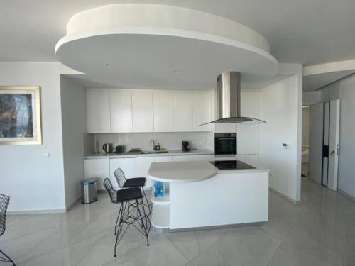 Dapur atau dapur kecil di McKenzie 2 bedrooms Seaview Residence