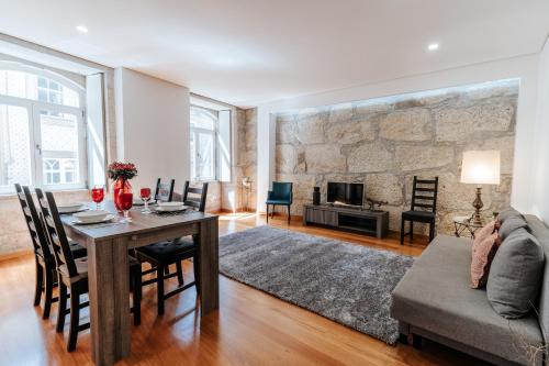 een woonkamer met een tafel en een bank bij Authentic Porto Apartments in Porto