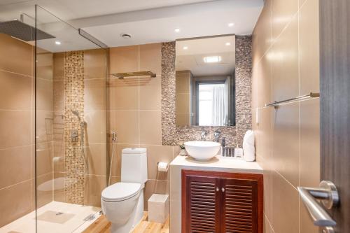 Koupelna v ubytování Lofts · Downtown Luxury · 5 Min Walk To Dubai Fountain!