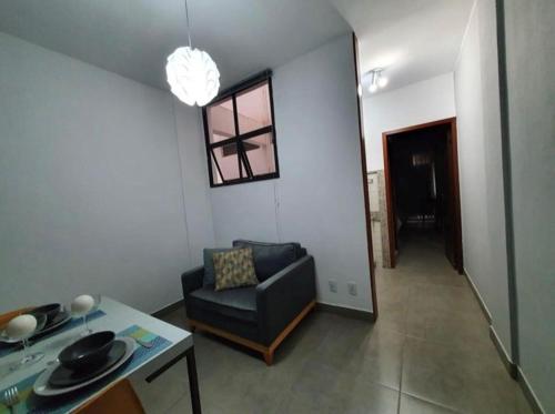 a living room with a couch and a table at Apartamento aconchegante no Sudoeste in Brasilia