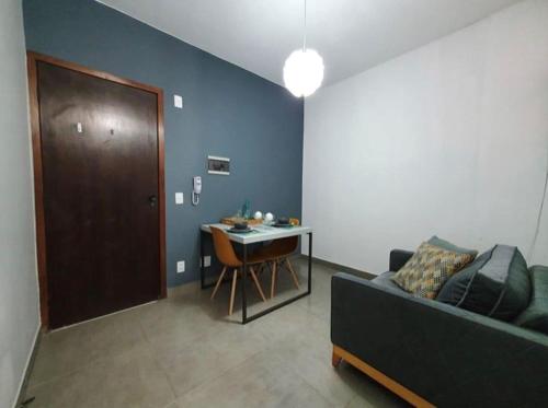 a living room with a couch and a table at Apartamento aconchegante no Sudoeste in Brasília