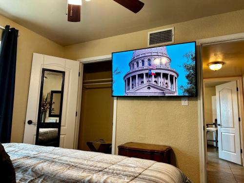The Rustic @ Paseo de Encinal Driveにあるテレビまたはエンターテインメントセンター
