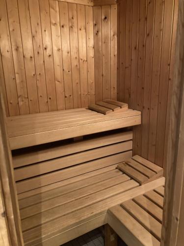 a wooden sauna with a wooden shelf in it at Draußen am See in Losheim