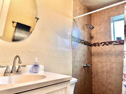 La salle de bains est pourvue d'un lavabo et d'une douche. dans l'établissement The Rustic @ Paseo de Encinal Drive, à Eagle Pass