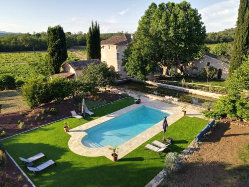 an overhead view of a backyard with a swimming pool and grass at Domaine Les Mûriers in Brignoles
