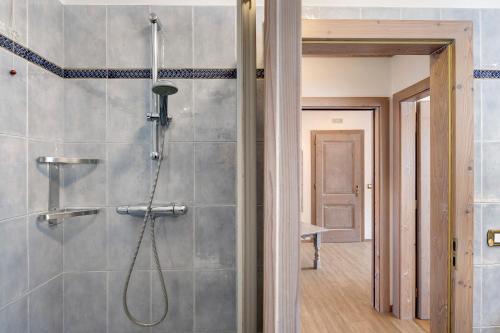 łazienka z prysznicem z głowicą prysznicową w obiekcie Casa Li Roina n 47 w Livigno