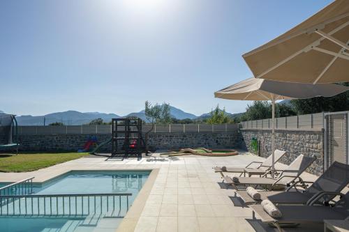 Bazén v ubytování Ampelonas Villas, nature-inspired retreats! nebo v jeho okolí