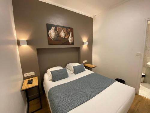 a bedroom with a bed and a picture on the wall at Lyo Hôtel - Centre Lyon Perrache in Lyon