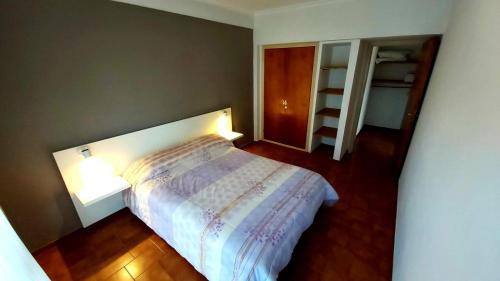 Un dormitorio con una cama con dos luces. en COMPLEJO TRIUMPH en Mar del Plata