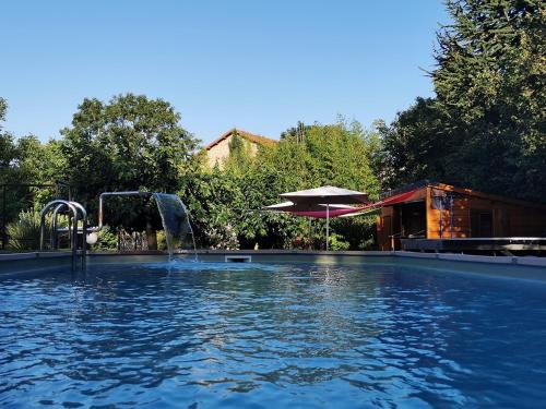 - une piscine avec une fontaine au milieu dans l'établissement Atelier du Philosophe, à Saint-Victor