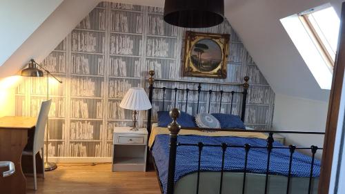 Posedenie v ubytovaní Brightly lit double room is available in a home