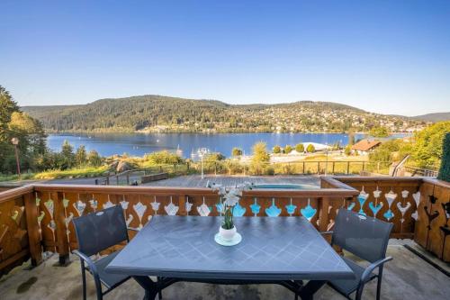 Fotografia z galérie ubytovania Gîte du Lac Gérardmer Duplex vue lac 180 avec piscine v destinácii Gérardmer
