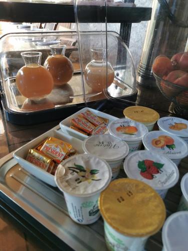 een buffet met verschillende soorten eten op tafel bij Atelier du Philosophe in Saint-Victor