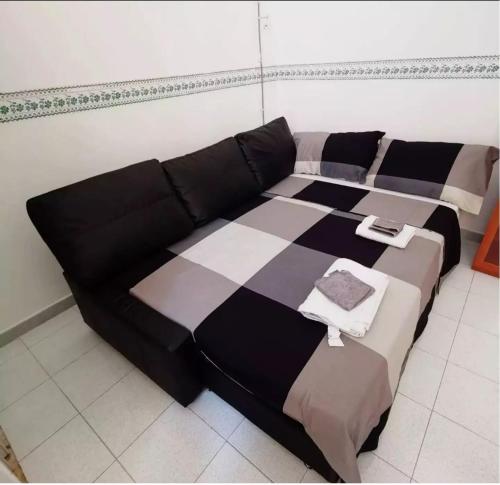un divano bianco e nero in una stanza di The tower a Capurso