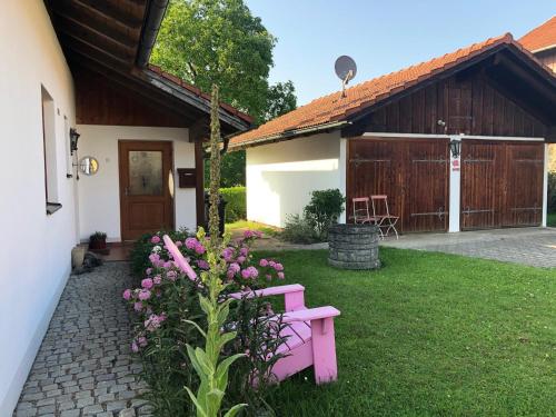 a pink bench in the yard of a house at Seehäuschen - Waging Tettenhausen in Waging am See