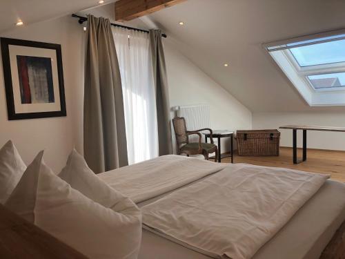 מיטה או מיטות בחדר ב-Seehäuschen - Waging Tettenhausen