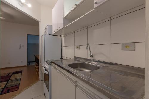 eine Küche mit einer Spüle und einem Kühlschrank in der Unterkunft Apartamento no Brás com Elevador in São Paulo