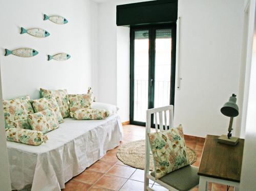 een woonkamer met een bank en een tafel bij Apartamento con vistas al mar 2 in Port de la Selva
