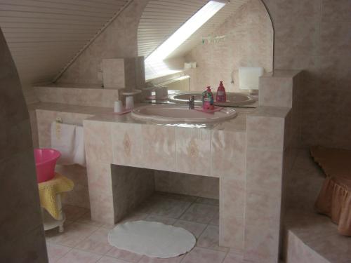 A bathroom at Kitti Apartman