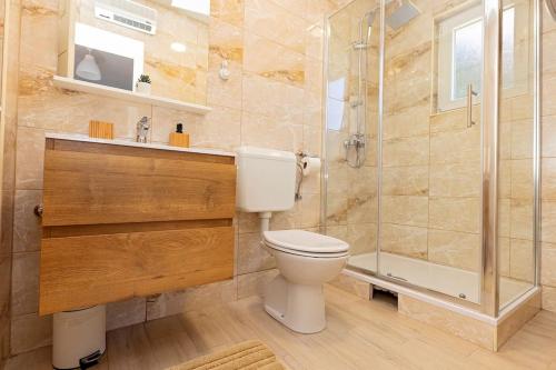 Ένα μπάνιο στο Kuća za odmor Holiday Spa House Kostanjevec s bazenom,saunom i jacuzzijem,Zagreb